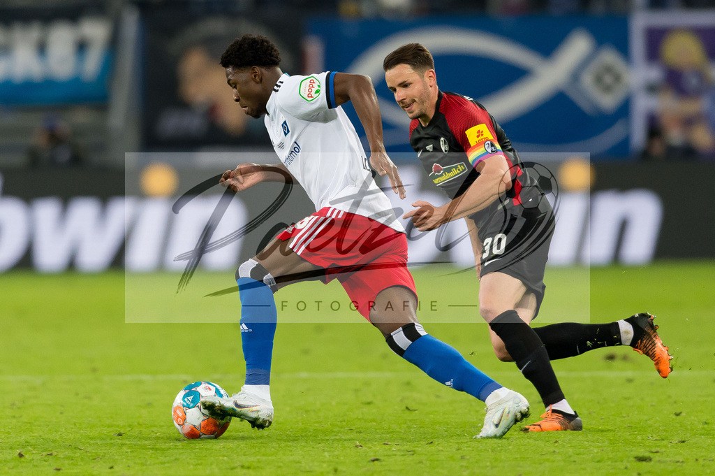 HSVSCF20220419_208 | Fussball, Herren: Faride Alidou (Hamburger SV) und Christian Guenter (SC Freiburg) im Zweikampf beim DFB-Pokal-Halbfinalspiel zwischen Hamburger SV und SC Freiburg im Volksparkstadion am 19.04.2022 in Hamburg, Deutschland.DFB / DFL REGULATIONS PROHIBIT ANY USE OF PHOTOGRAPHS AS IMAGE SEQUENCES AND/OR QUASI-VIDEO. - Realisiert mit Pictrs.com