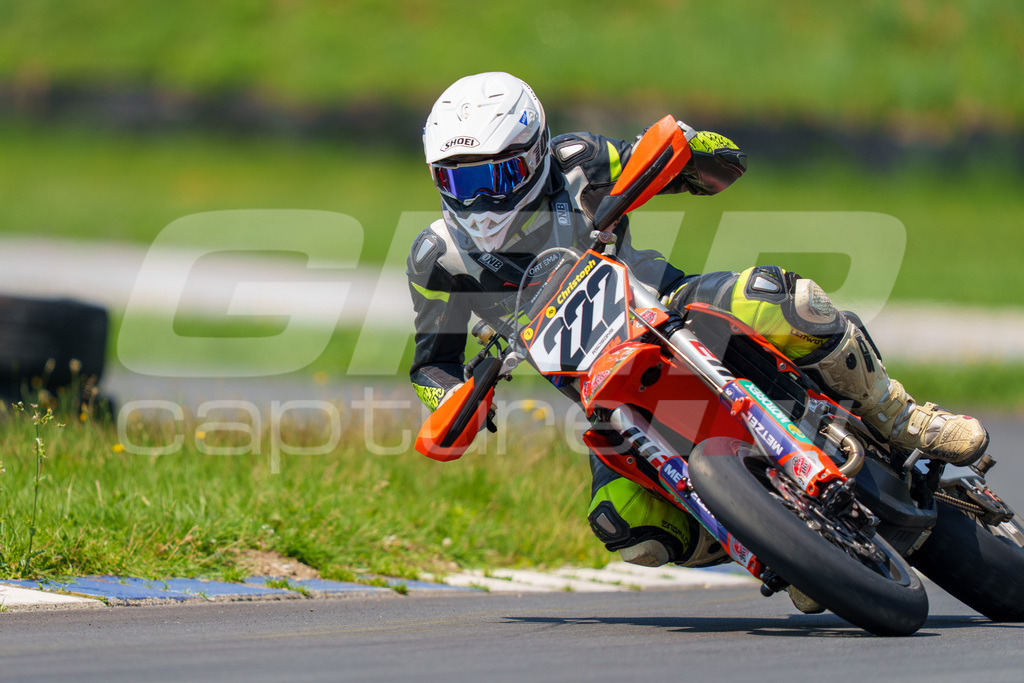 G-Cup + Supermoto Staatsmeisterschaft + Hungarian Supermoto Championship | GRIPcapture steht für authentische Sportfotografie in Österreich – für Momente, die mehr sind als Geschwindigkeit oder Ergebnis. Es geht um Emotion, Spannung, Fokus und den Augenblick, der oft nur einen Wimpernschlag dauert.Ob Motorsport, Teamsport oder 