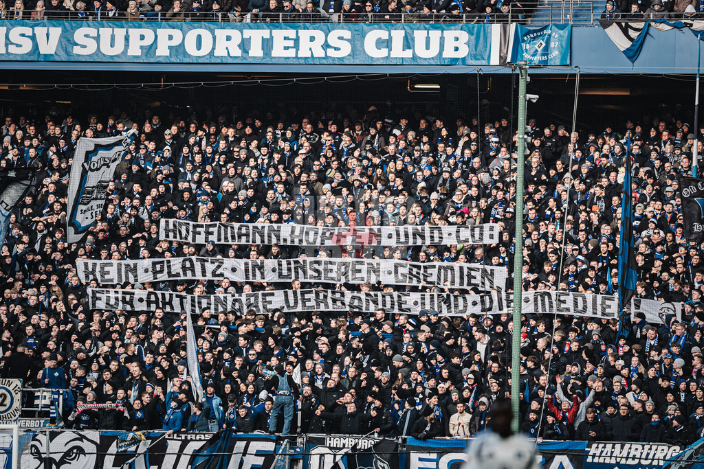 Fußball | Männer | Saison 2024/2025 | 2. Fußball-Bundesliga | 20. Spieltag | Hamburger SV vs. Hannover 96 | 02.02.2025 | HSV Fans mit einem Transparent: Hoffmann Hopen und Co: Kein Platz in unseren Gremien für Aktionäre Verbände und die Medien!