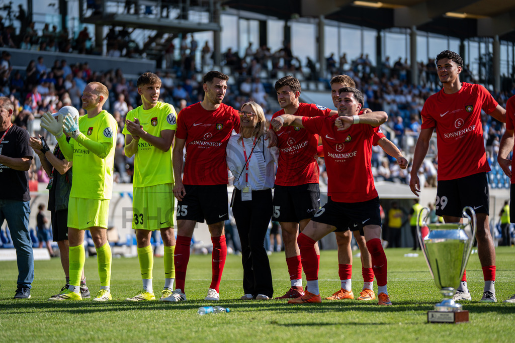 Stuttgarter Kickers vs. SG Sonnenhof Großaspach, Fussball, WFV-Pokal, Finale, 23.05.2026 | Team jubelt nach Abpfiff mit Fans, Zuschauern und Verantwortlichen,Stuttgarter Kickers vs. SG Sonnenhof Großaspach, Fussball, WFV-Pokal, Finale, 23.05.2026