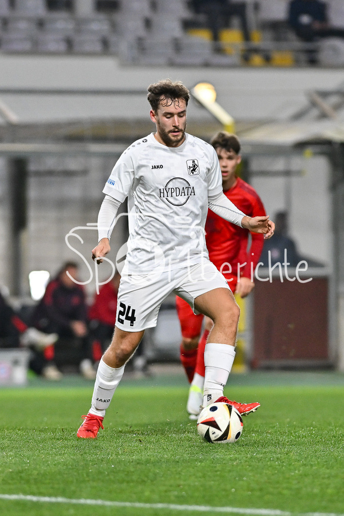 FC Bayern Amateure - TSV Schwaben Augsburg | am Ball Elias Rudolf HERZIG (TSV #24) / Freisteller / Einzelfoto / Regionalliga Bayern: FC Bayern Muenchen II - TSV Schwaben Augsburg, Gruenwalder Stadion am am 25.10.2024
