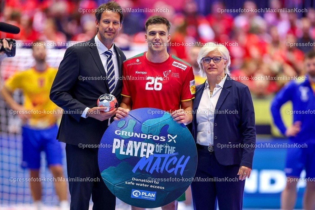 EHF16012601148 | 16.01.2026, Handball, Men's EHF EURO 2026, Portugal - Rumänien, Jyske Bank Boxen in Herning, Dänemark, Preliminary Round: Player of the Match Ehrung Auszeichnung POM  Francisco Mota Costa (Portugal #26) 