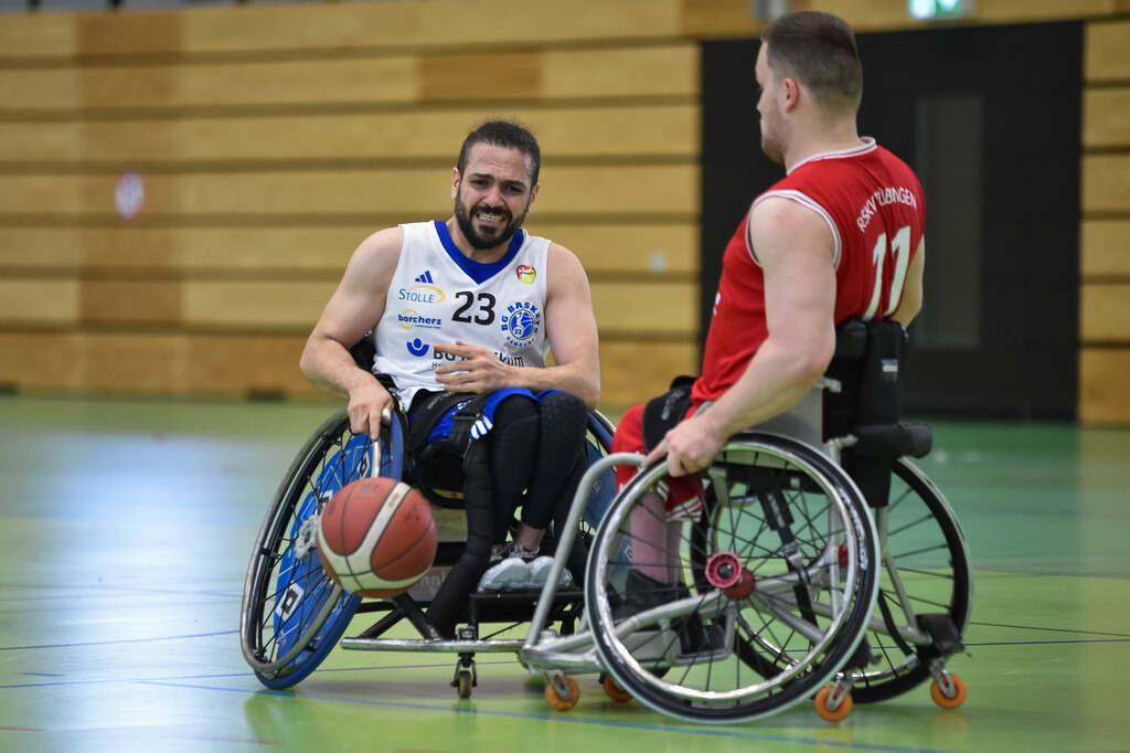 2024-03-17-0503 | Yannick Mildner (RSKV Tübingen #12), Angriff, Korbwurf; Hannes Hartung (BG Baskets Hamburg, #17), Saman Balaghi (BG Baskets Hamburg, #23),( RSKV Tübingen vs. BG Baskets Hamburg, Rollstuhlbasketball 2. Bundesliga, Saison 2023/24, 17.03.2024
Foto: Ralph Kunze - Realisiert mit Pictrs.com