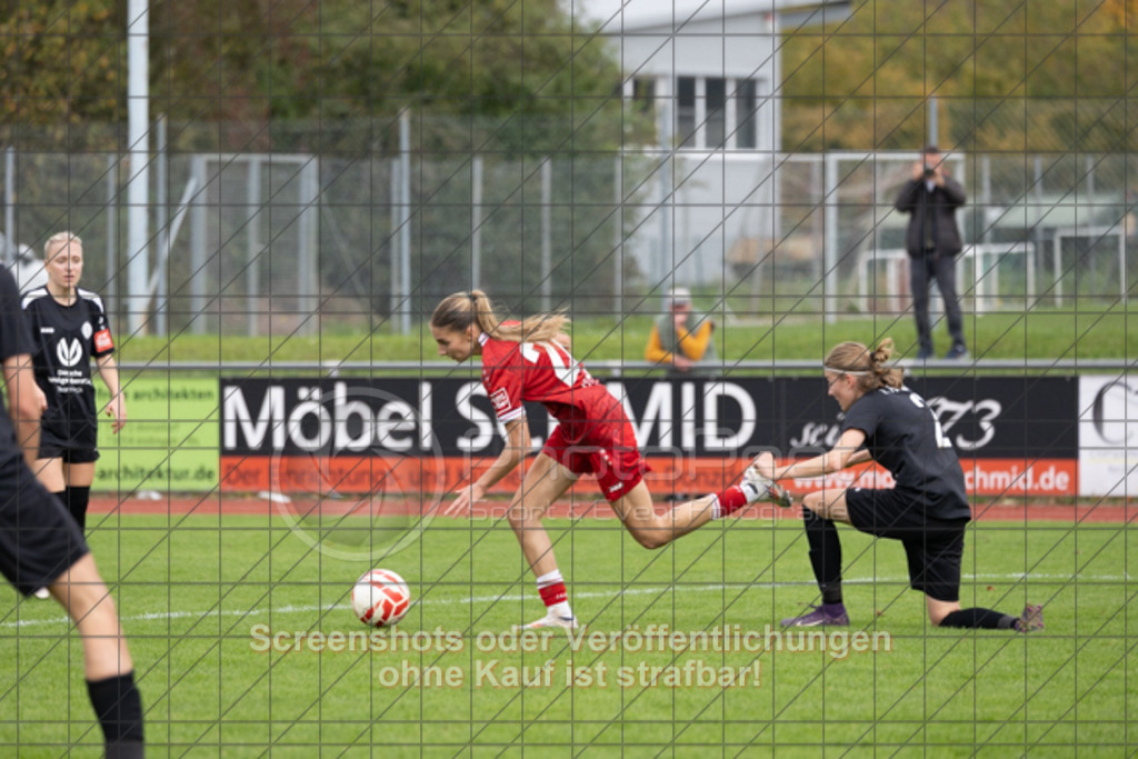 20251012_145043_1406 | #,1.FC Donzdorf (schwarz) vs. VfB Stuttgart II (rot), Fussball, Frauen-Verbandsliga Württemberg, 05. Spieltag, Saison 2025/2026, Rasenplatz Lautertal Stadion, Süßener Straße 16, 73072 Donzdorf, 12.10.2025 - 13:00 Uhr,Foto: PhotoPeet-Sportfotografie/Peter Harich
