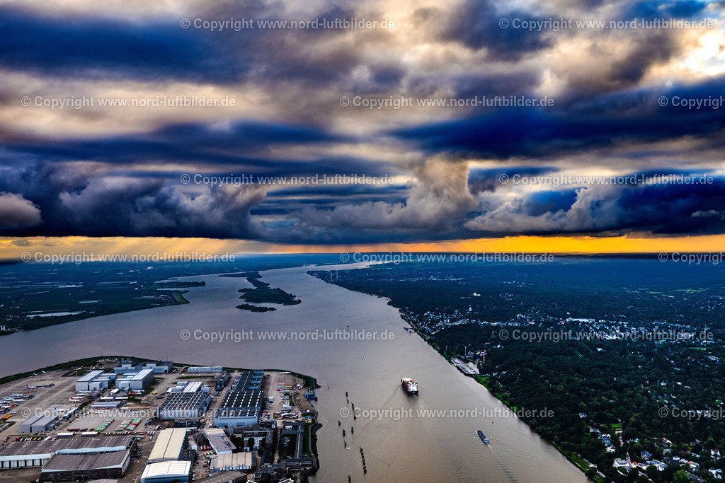 Hamburg_Finkenwerder_ELS_0368040823 | HAMBURG 04.08.2023 Sonnenuntergang beim Airbus Produktionsgelände und Werksflughafen Finkenwerder in Hamburg. Auf dem ehemaligen Gelände der Hamburger Flugzeugbau - am Elbeufer auf der Halbinsel Finkenwerder - befindet sich ein Airbus-Werk mit eigenem Werksflughafen. Weiterführende Informationen bei: Airbus SE. // Sunset at the airbus works and airport of Finkenwerder in Hamburg in Germany. The former Hamburger Flugzeugbau works - on the Finkenwerder Peninsula on the riverbank of the Elbe - include an Airbus production site with an airplane. Several Airbus planes and models are being constructed here. Further information at: Airbus SE. Foto: Martin Elsen