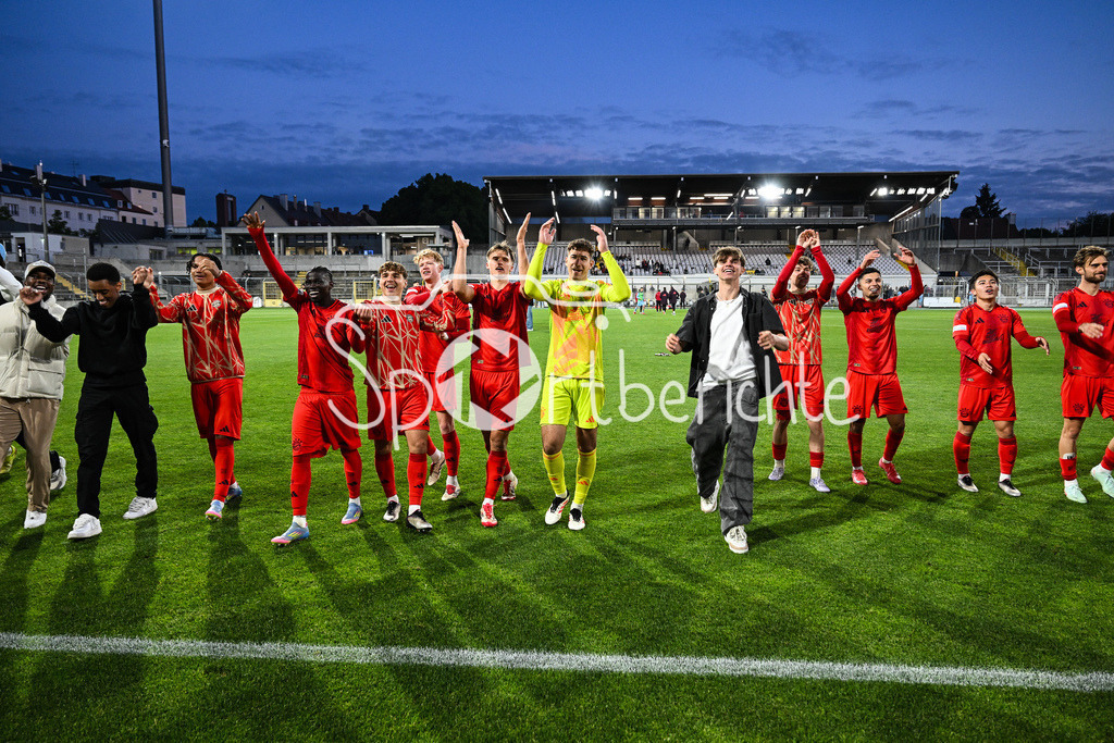FC Bayern Amateure - Türkgücü München | Die Spieler der Bayern Amateure feiern zusammen mit den Fans nach dem letzten Heimspiel der Saison / Regionalliga Bayern: FC Bayern Muenchen II - Tuerkguecue Muenchen, Gruenwalder Stadion am 09.05.2025
