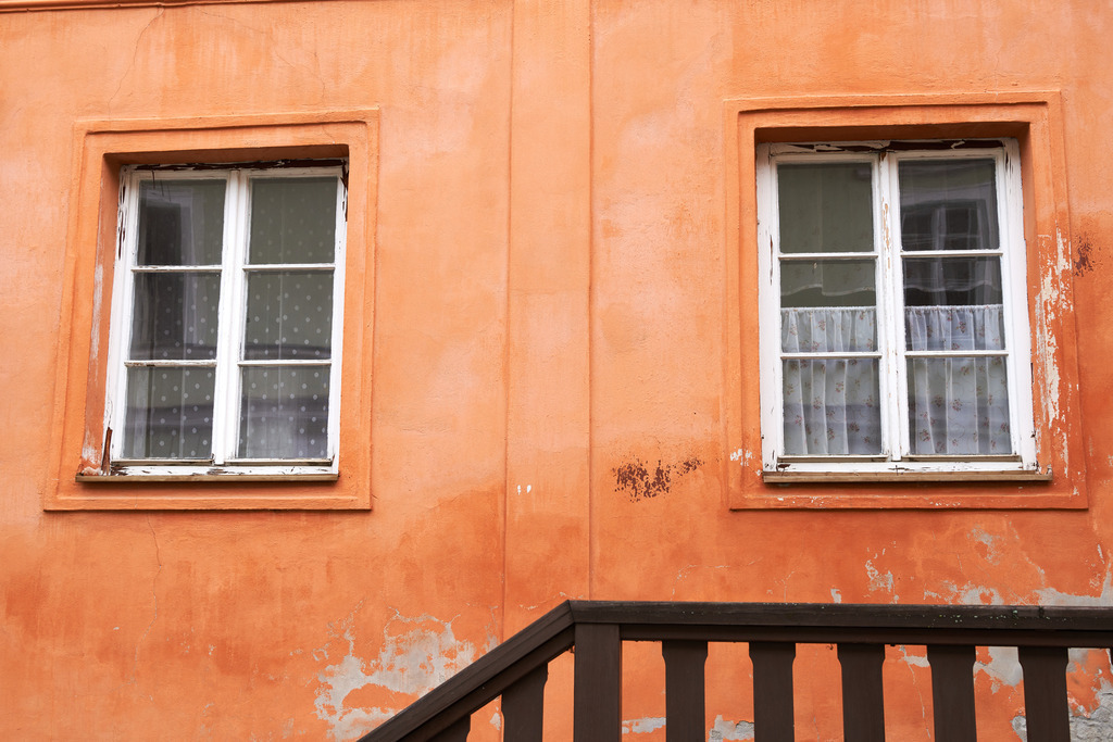 Hauswand mit Fenster | Krumau, Tschechien - 20. April 2013: Hauswand mit Fenster - Realisiert mit Pictrs.com