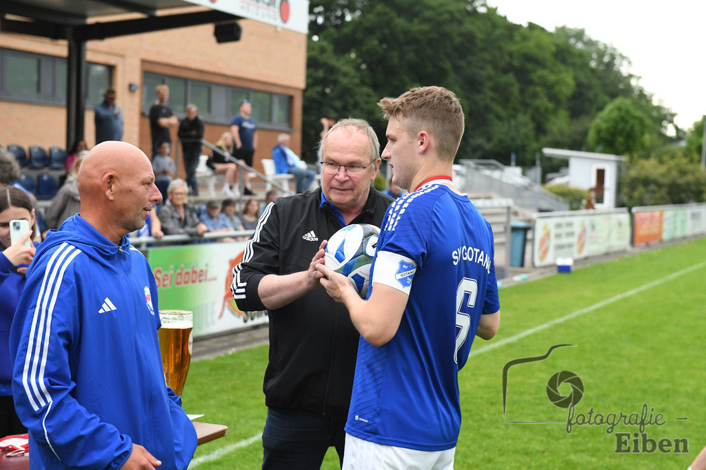 1. FC Nordenham-SV GOTANO | Kreispokal Finale Jade-Weser-Hunte 1. Mannschaften; 1.FC Nordenham (weiß)-SV GOTANO (blau) am 15.06.2025 in Rastede (Sportanlage Köttersweg), Photo: Philip Eiben 2025 - Realisiert mit Pictrs.com