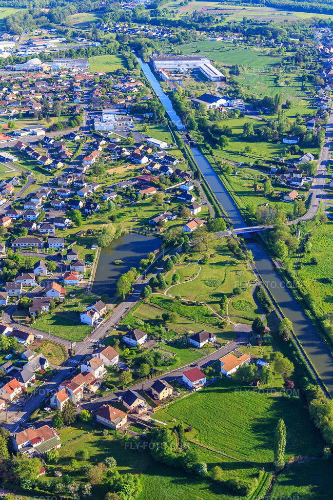 Aerial view: Ecluse N°19 on the Canal des houllères de la Sarre in Sarralbe in the state Moselle, France.Photo: IMG_146124.jpg taken on 05/01/2025 by Werner Riehm/FLY-FOTO.comResolution of the original: 3648 x 5472 pxWWW.VNF.FR