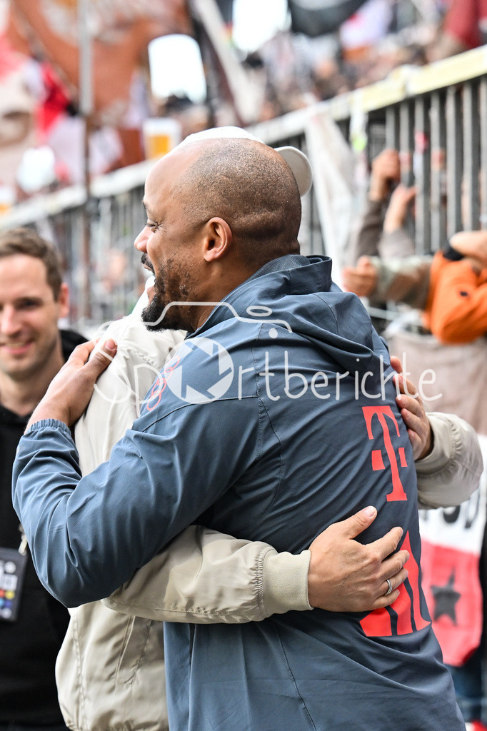 FC St. Pauli - FC Bayern München | ST. PAULI, DEUTSCHLAND - 11. APRIL: im Bild Alexander BLESSIN Trainer FC St. Pauli und Vincent KOMPANY Trainer FC Bayern München während dem Bundesligamatch zwischen dem FC St. Pauli und dem FC Bayern München am 29. Spieltag im Millerntor Stadion / DFL REGULATIONS PROHIBIT ANY USE OF PHOTOGRAPHS AS IMAGE SEQUENCES AND/OR QUASI-VIDEO