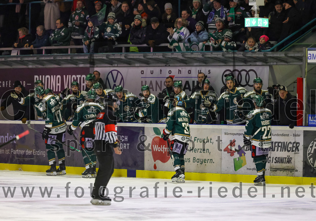 2025-12-19_035_TSV_Erding_gegen_Toelzer_Loewen | Erding, Deutschland, 19.12.2025:Eishockey, Oberliga Süd 2025 / 2026, 27. Spieltag, TSV Erding gegen Tölzer Löwen, Endergebnis: 2:5Elia Ostwald (Erding Gladiators, #17), Jesse Kauhanen (Erding Gladiators, #4), Thomas Matheson (Erding Gladiators, #37), Grady Hobbs (Erding Gladiators, #22)Foto: Christian Riedel / fotografie-riedel.net