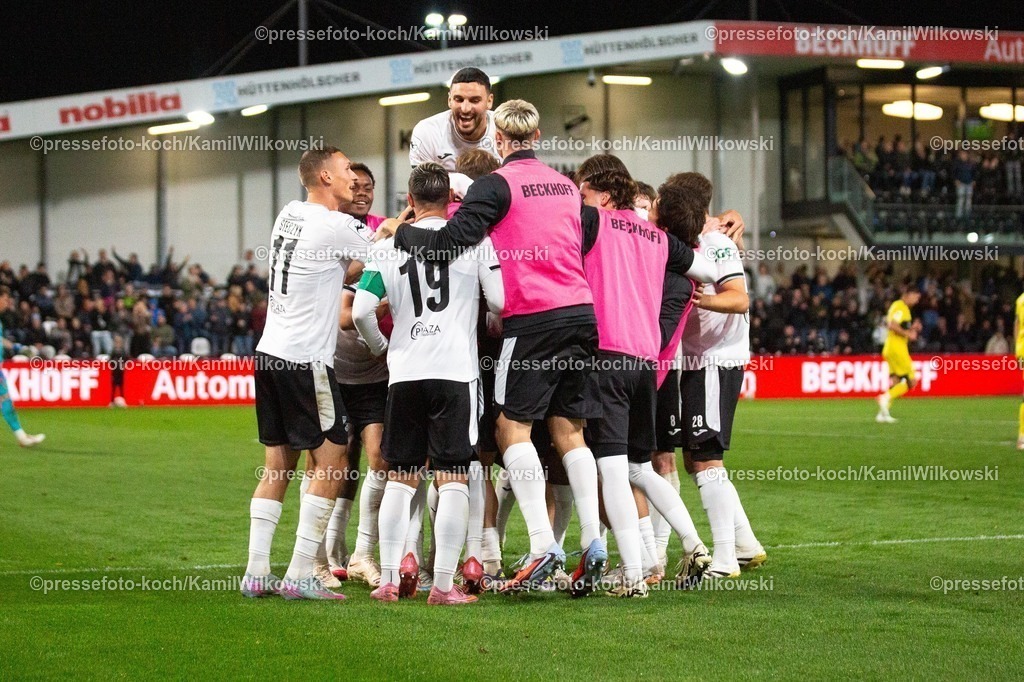 xKWI16092501130 | 16.09.2025,, xkwix, Fußball, Liga3, SC Verl - Alemannia Aachen, Sportclub Arena: Torjubel nach dem Tor zum 1:0 durch Berkan Taz (SC Verl #10) und Oualid Mhamdi (SC Verl #20) ist auf dem Mannschaftskreis