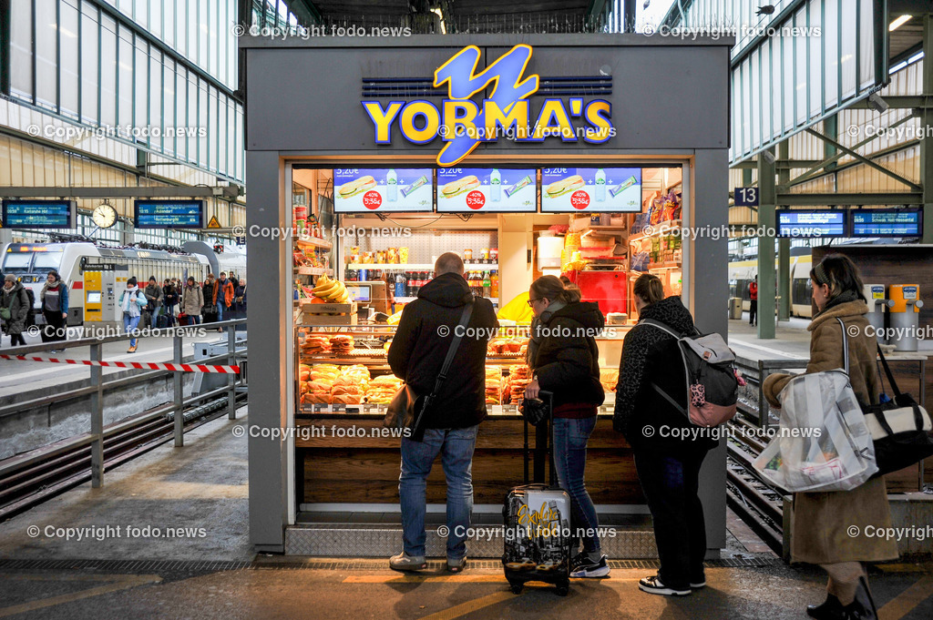 Deutschland_ Baden-Wuerttemberg_ Stuttgart_ 04.01.2025-1 | 04.01.2025, Deutschland, GER, Baden-Wuerttemberg, Stuttgart, im Bild Themenbild, Yormas, Kiosk, Snacks, Getraenke, Coffe to Go, Fastfood, Verkauf, Bahnhof, Bahnsteig, Reise, Reisende, Menschen, Deutsche Bahn, Stadtansichten, Feature, Symbolbild
