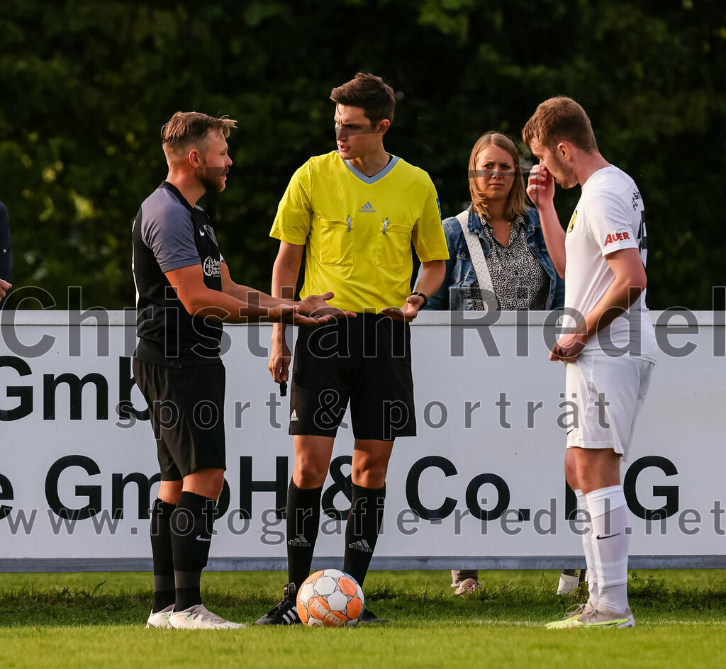 2023-08-08_123_FC_Moosinning_gegen_FC_Langengeisling | Moosinning, Deutschland, 08.08.2023:
Fußball, Bezirksliga Oberbayern Ost 2023 / 2024, 3. Spieltag, FC Moosinning gegen FC Langengeisling, Endergebnis: 0:4

Hannes Dornauer (FC Langengeisling, #33), Schiedsrichter Johannes Wagner, +Mats Behrens (FC Moosinning, #16)

Foto: Christian Riedel / fotografie-riedel.net