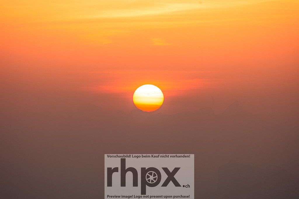 Sonnenaufgang am Pilatus | Stimmungsvolle Fotokunst aus Luzern. Erlebe den Pilatus, den See und die Stadt Luzern in exklusiven Aufnahmen in der Fotogalerie & Shop. - Realisiert mit Pictrs.com
