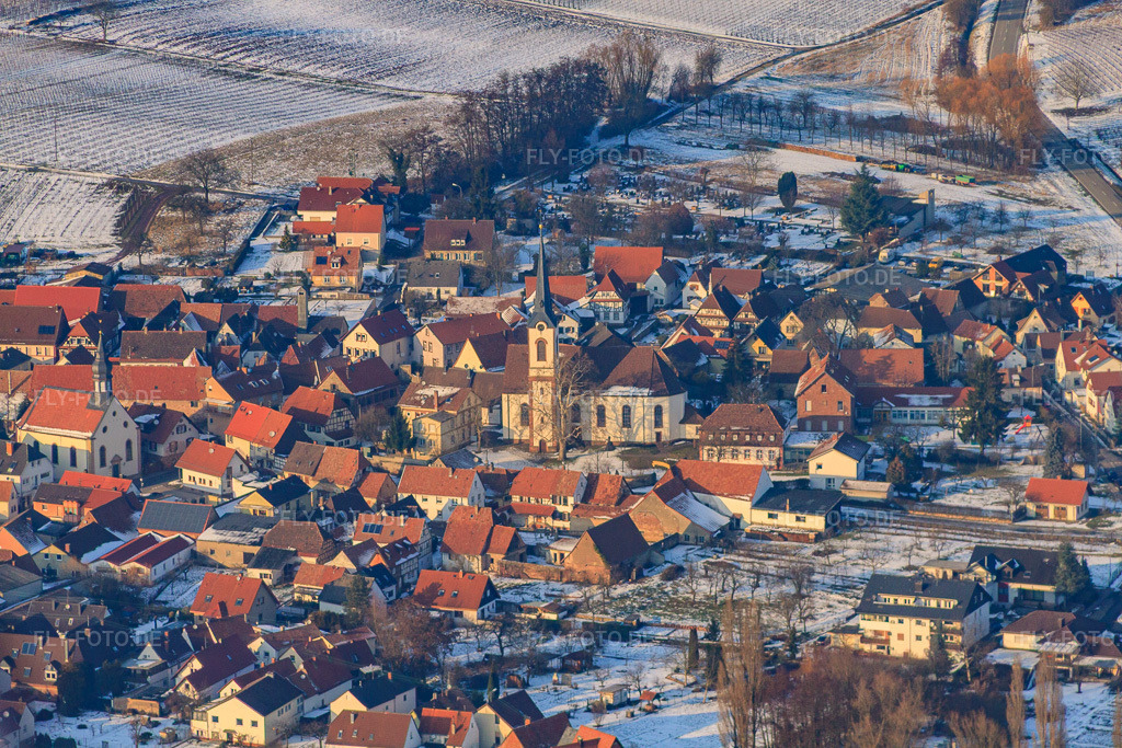 Luftbild: Winzerdorf von Süden im Winter bei Schnee in Göcklingen im Bundesland Rheinland-Pfalz in Deutschland. Foto: IMG_24460.jpg vom 16.02.2010 durch Werner Riehm/FLY-FOTO.de