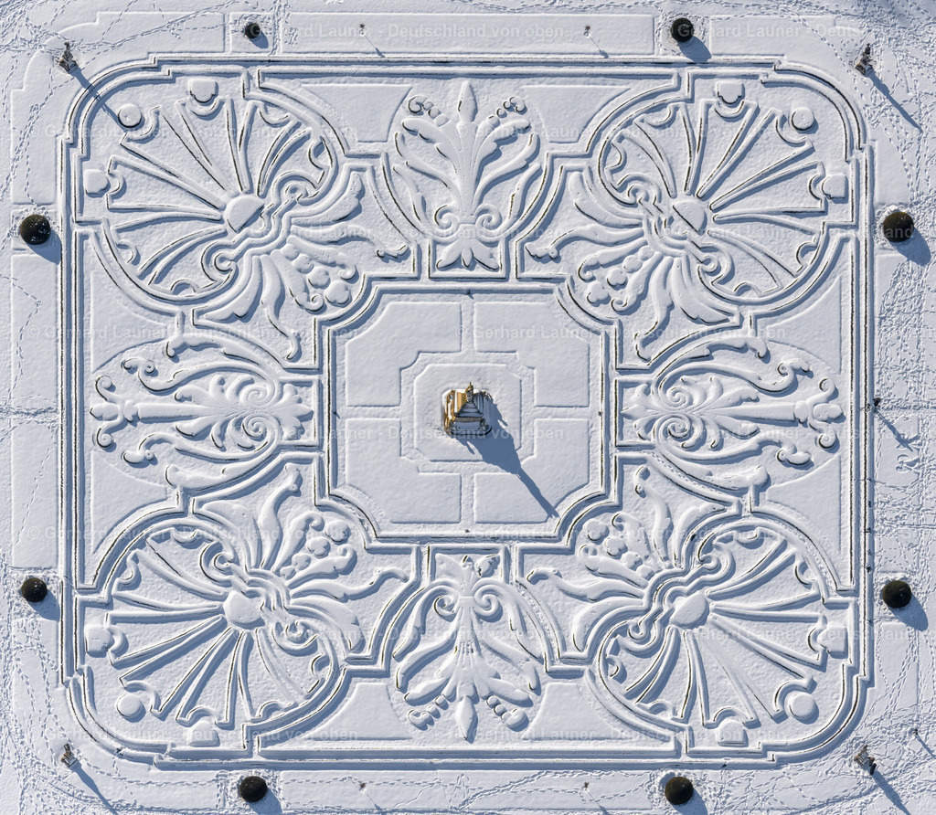 4043914 | Venusinsel, Schloß NORDKIRCHEN 13.02.2021 Senkrecht- Luftbild aus der Satelliten- Perspektive vom winterlich schneebedeckten Schlosspark des " Schloss Nordkirchen " in Nordkirchen im Bundesland Nordrhein-Westfalen, Deutschland. // Vertical aerial view from the satellite perspective of the snow covered building complex in the park of the castle Schlosspark des" Schloss Nordkirchen " in Nordkirchen in the state North Rhine-Westphalia, Germany. Foto: Gerhard Launer