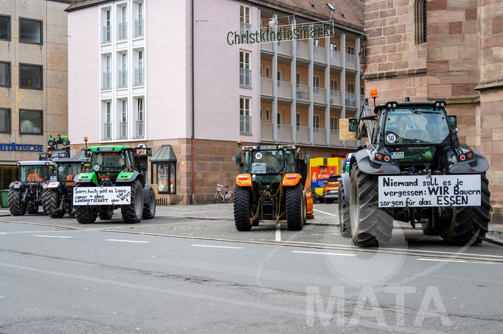 _DWI0338 | Bauerndemo gegen Agrarpolitik der Bundesregierung  auf dem Straße Obstmarkt und Hauptmarkt . Nürnberg, 08.01.2024 - Realisiert mit Pictrs.com