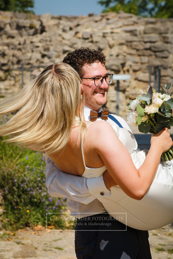 Hochzeit Sven _ Evi 30.06.22 Standesamt-22 | lanaschraderfotografie - Realisiert mit Pictrs.com