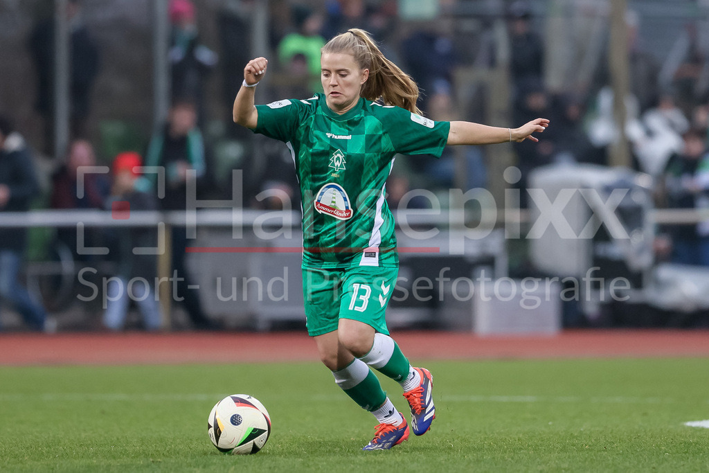 Fussball, Google Pixel Frauen-Bundesliga, SV Werder Bremen - VfL Wolfsburg | v.li.: Ricarda Walkling (SV Werder Bremen, 13) am Ball, Freisteller, Einzelbild, Ganzkörper, Aktion, Action, Spielszene, DIE DFB-RICHTLINIEN UNTERSAGEN JEGLICHE NUTZUNG VON FOTOS ALS SEQUENZBILDER UND/ODER VIDEOÄHNLICHE FOTOSTRECKEN. DFB REGULATIONS PROHIBIT ANY USE OF PHOTOGRAPHS AS IMAGE SEQUENCES AND/OR QUASI-VIDEO.