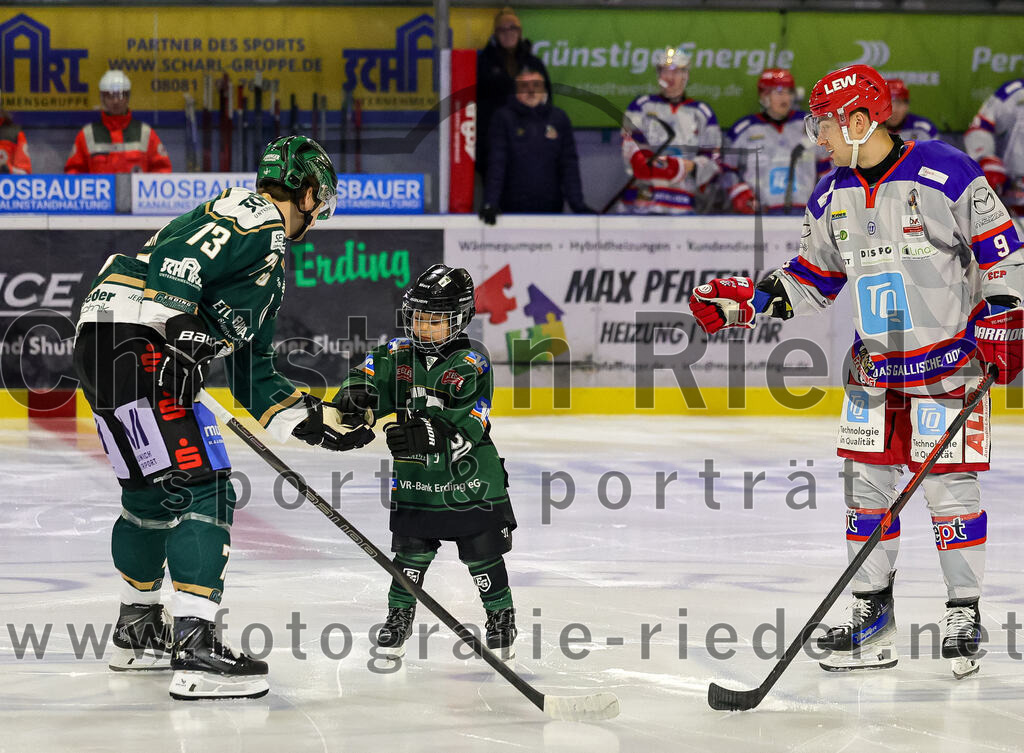 2025-11-30_048_TSV_Erding_gegen_EC_Peiting | Erding, Deutschland, 30.11.2025:Eishockey, Oberliga Süd 2025 / 2026, 22. Spieltag, TSV Erding gegen EC Peiting, Endergebnis: 5:1Pascal Steck (Erding Gladiators, #73), Justin Maylan (EC Peiting, #9)Foto: Christian Riedel / fotografie-riedel.net