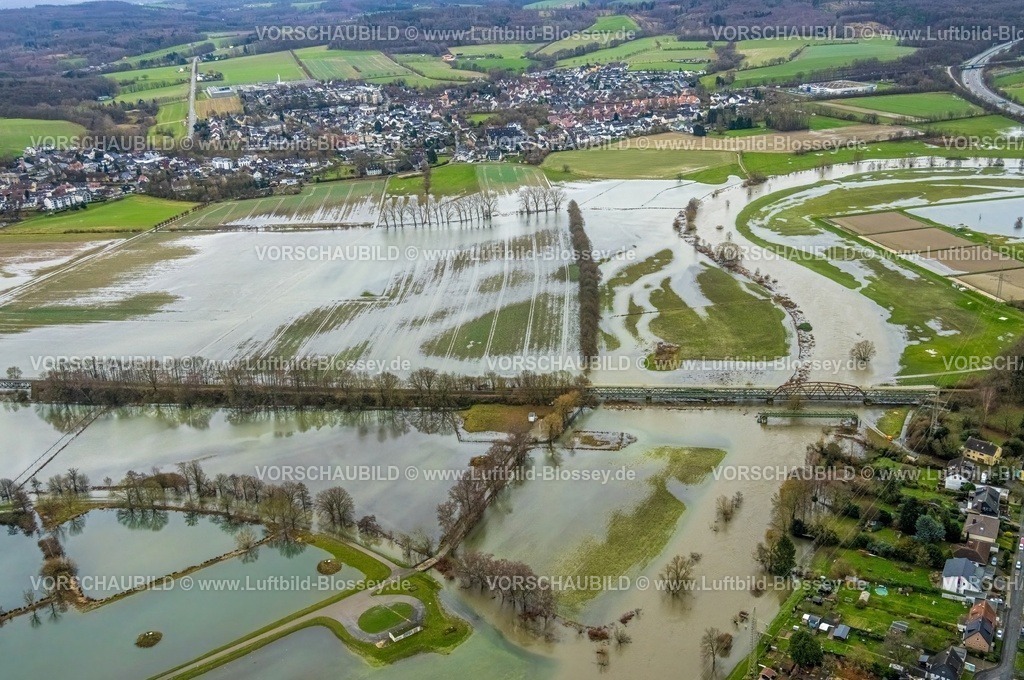 Schwerte231201461-topaz | Luftbild, Ruhrhochwasser, Weihnachtshochwasser 2023, Fluss Ruhr tritt nach starken Regenfällen über die Ufer, Überschwemmungsgebiet an der Gelben Brücke Ruhrtalradweg, Wiesen und Bäume im Wasser, Ortsteil Ergste, Wandhofen, Schwerte, Ruhrgebiet, Nordrhein-Westfalen, Deutschland