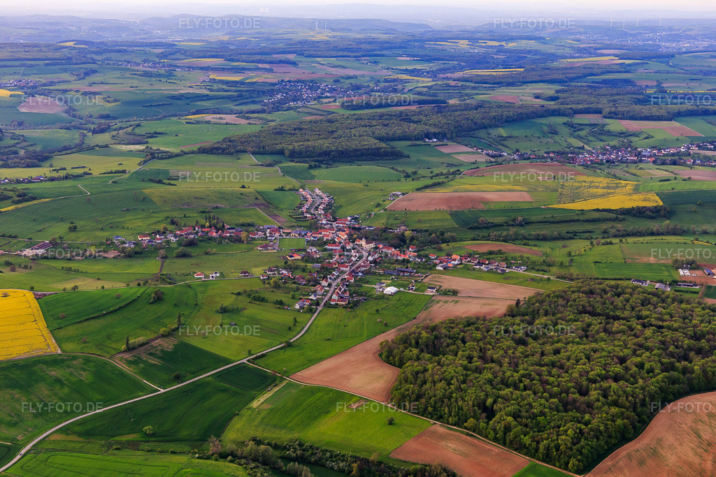 Luftbild: Ortsansicht aus Süden in Ormersviller im Bundesland Moselle in Frankreich. – Foto: IMG_140455.jpg vom 30.04.2024 durch Werner Riehm/FLY-FOTO.de – Auflösung des Originals: 5472 x 3648 px