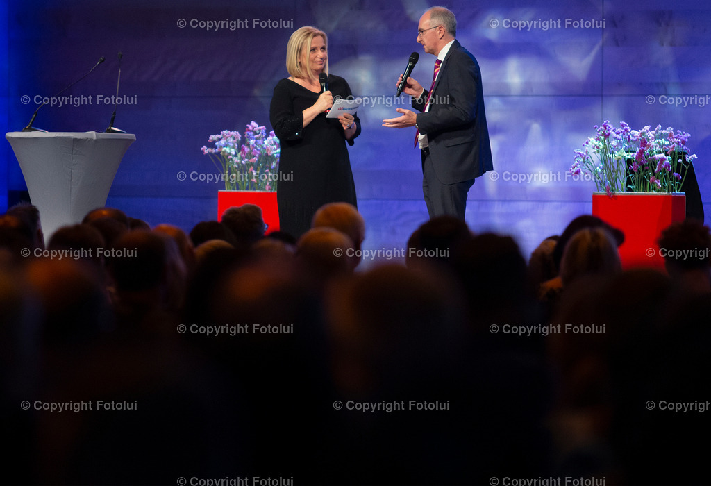 OBERBANK_06 | EIN DANK AN DIE PFLEGEKRAEFTE KABARETT MIT KLAUS ECKEL 02.06.2022 OBERBANK DONAU-FORUM LINZ IM BILD: V.L. BARABRA ROHRHOFER UND DR.BERND LAMPRECHT FOTO:FOTOLUI/OBERBANK