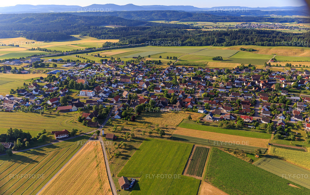 Luftbild: Dorfansicht von Nordwesten im Ortsteil Irslingen in Dietingen im Bundesland Baden-Württemberg in Deutschland. Foto: IMG_148624.jpg vom 25.06.2025 durch Werner Riehm/FLY-FOTO.de