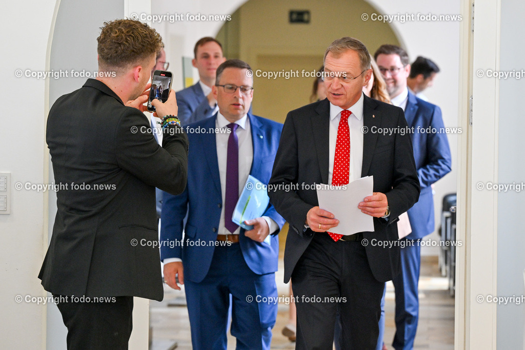 Pressekonferenz OeVP Oberoesterreich_ OOeVP-Kandidatenteam für die Nationalratswahl 2024_ 01.07.2024-2 | 01.07.2024, Linz, AUT, Pressekonferenz OeVP Oberoesterreich, OOeVP-Kandidatenteam für die Nationalratswahl - Stark fuer Oberoesterreichs Interessen, im Bild August Woeginger (VP, Klubobmann OeVP Parlamentsklub) , LH Thomas Stelzer (VP, Landeshauptmann Ooe)