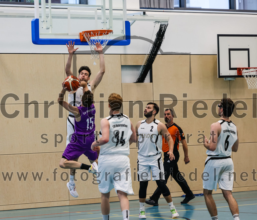 2022-05-01_080_TSV_Vaterstetten_gegen_DJK_Traunstein | Vaterstetten, Deutschland, 01.05.2022:
Basketball, Aufstiegsrunde zur Bayernliga 2021 / 2022, 5. Spieltag, TSV Vaterstetten gegen DJK Traunstein, Endergebnis: 87:79

Maximilian Hoernes (DJK Traunstein, #15), Alain Gales (TSV Vaterstetten, #14), Christian Balszuweit (TSV Vaterstetten, #2), Maximilian Rothe (TSV Vaterstetten, #6)

Foto: Christian Riedel / fotografie-riedel.net