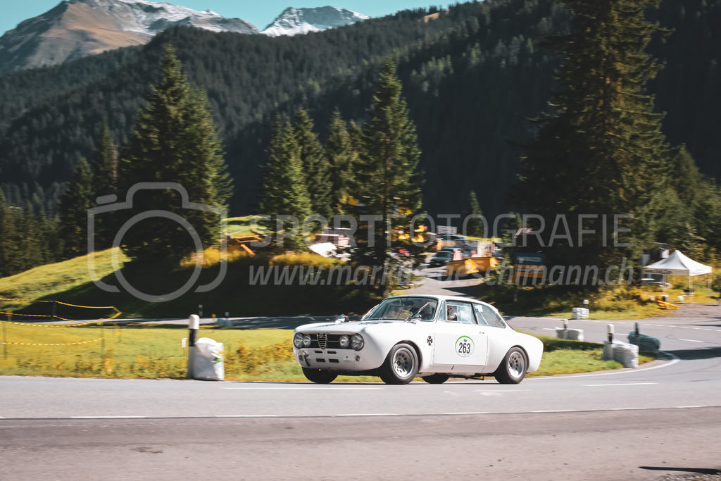 21. Arosa ClassicCar 2025 - 6. =September= 2025 | Martina Fischer-Garovi aus Sachseln (SUI) in einem Alfa Romeo 1750 GTAm aus dem Jahre 1971 mit Startnummer 263 am Arosa ClassicCar 2025 in der Kategorie Classic Trophy..@arosaclassiccar, @arosa.official, #arosaclassiccar, #arosa, #76curves, #classiccarBild: Sportfotografie Markus Aeschimann | www.markus-aeschimann.ch - Realisiert mit Pictrs.com