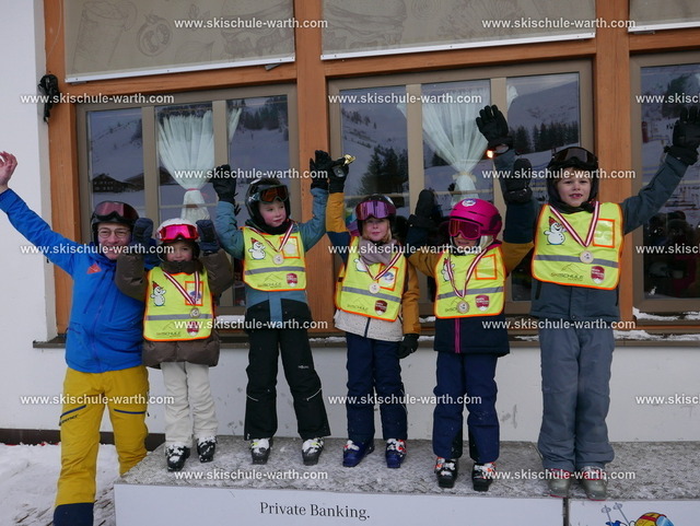 Gruppe Cornelius | Photos von der Skischule Warth - Realisiert mit Pictrs.com