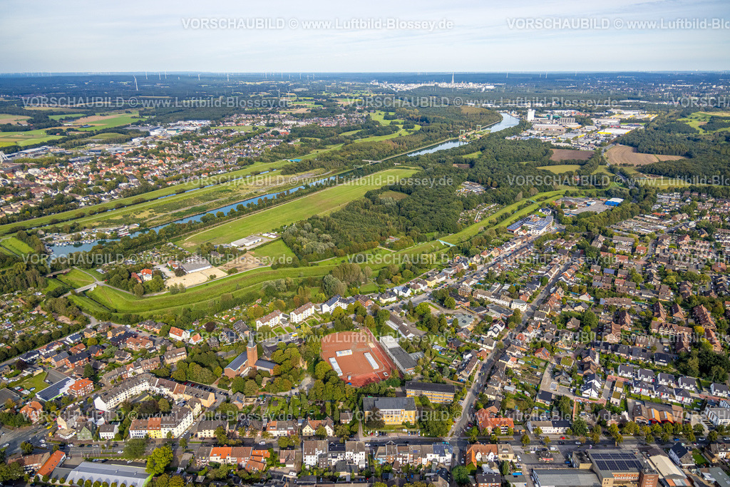 Dorsten230906196 | Luftbild, Flugplatz Dorsten-Am Kanal, Kirche St. Johannes, Flüchtlingsunterkünfte am Sportplatz  ehemaliges Gymnasium Petrinum, Geschwister-Scholl-Schule, Feldmark, Dorsten, Ruhrgebiet, Nordrhein-Westfalen, Deutschland