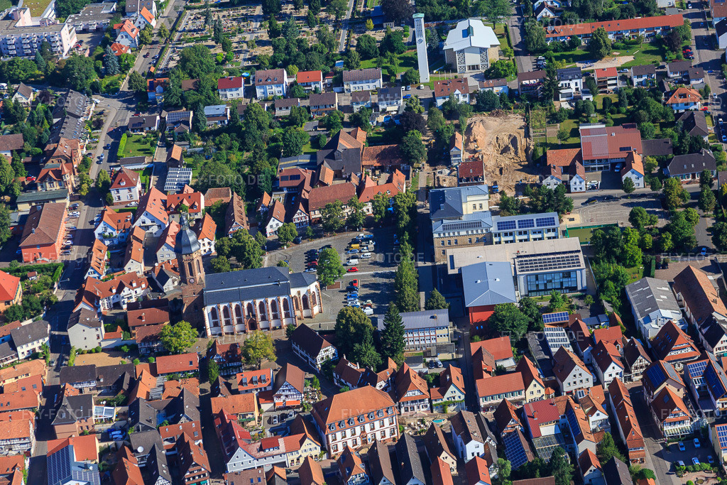 Luftbild: St. Georgskirche, Stadthalle und Grundschule am Marktplatz von Süden in Kandel im Bundesland Rheinland-Pfalz in Deutschland. Foto: IMG_092565.jpg vom 01.08.2016 durch Werner Riehm/FLY-FOTO.de