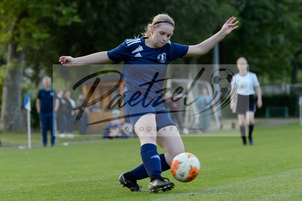 GREBES20210719_064 | Fussball, Frauen:   beim Spiel der 1. Kreisklasse zwischen TSG 07 Burg Gretesch IV und TuS Bad Essen im TSG-Sportpark am 19.07.2021 in Osnabrueck, Deutschland. - Realisiert mit Pictrs.com
