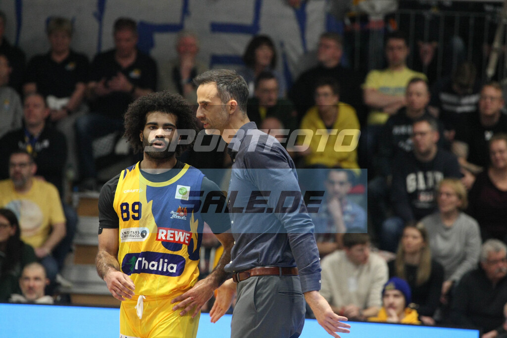 Phoenix Hagen - Nürnberg Falcobns | Trainer Chris Harris mit Sincere Paul Carry - © Sportfoto-Sale (MK) - Realisiert mit Pictrs.com