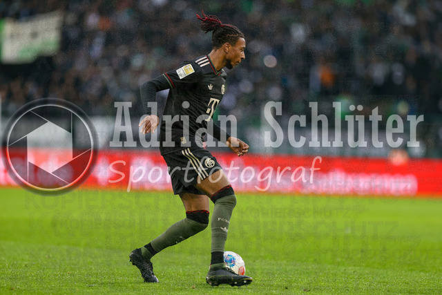 Borussia Mönchengladbach vs FC Bayern München - Bundesliga  | Mönchengladbach, Deutschland, 25.10.25:   Michael Olise (FC Bayern München) in Aktion am Ball, Einzelaktion waehrend des Spiels der Bundesliga zwischen Borussia Mönchengladbach vs FC Bayern München im Stadion im Borussia Park(Foto von Brauer-Fotoagentur / Adrian Schlueter)