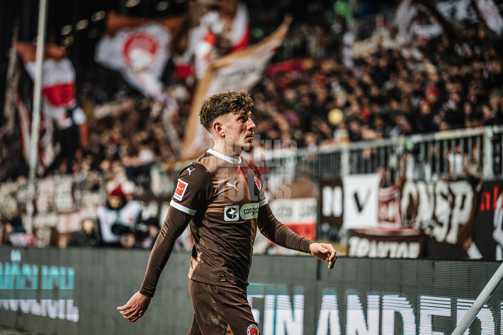 Fußball | Männer | Saison 2024/2025  | Fußball-Bundesliga | 26. Spieltag | FC St. Pauli vs. TSG Hoffenheim | 14.03.2025 | Philipp Treu (#23, FC St. Pauli) auf dem Weg in die Kabine zur Halbzeit