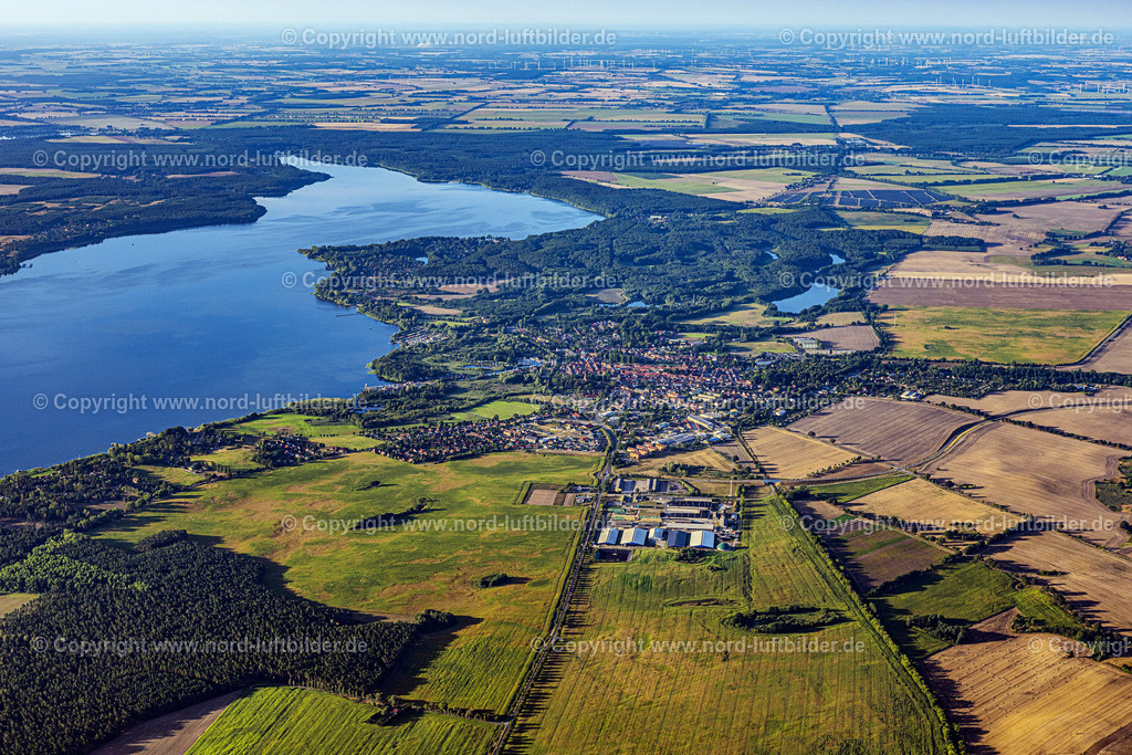 Plau_Am_See_ELS_6658100822 | PLAU AM SEE 10.08.2022 Uferbereiche am Seegebiet des Plauer See in Plau am See im Bundesland Mecklenburg-Vorpommern. // Riparian areas on the lake area of Plauer See in Plau am See in the state Mecklenburg - Western Pomerania. Foto: Martin Elsen