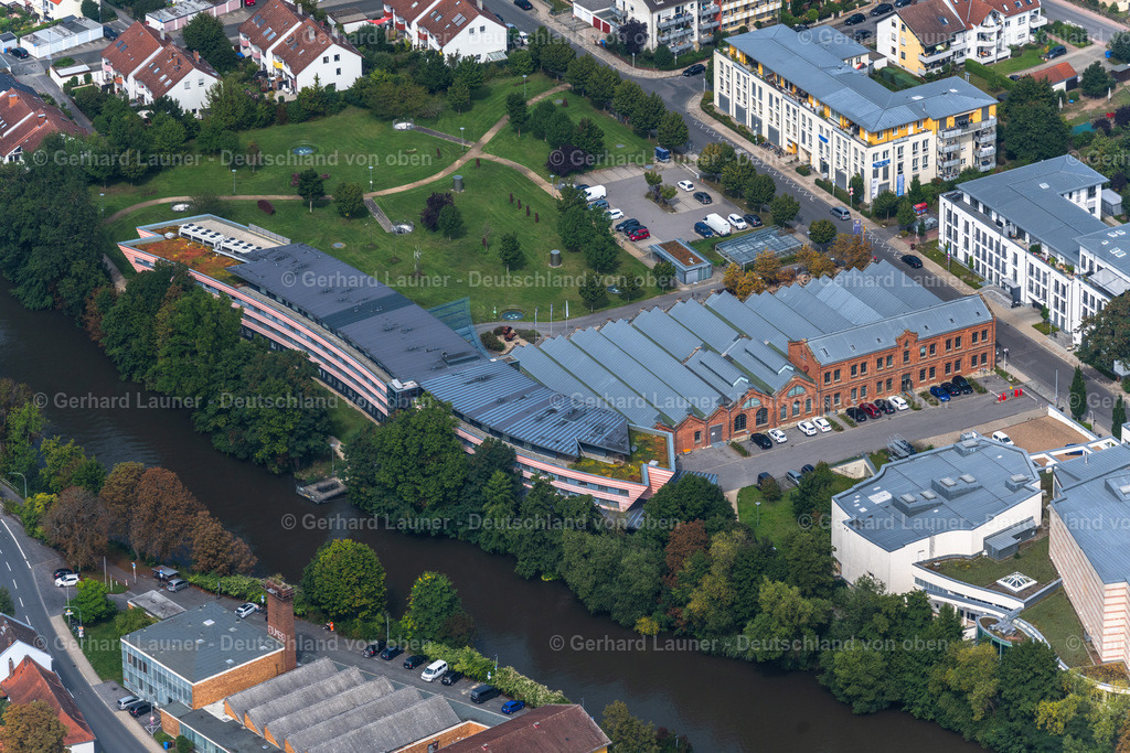 4060203 | BAMBERG 07.09.2021 Gebäudekomplex der Hotelanlage des Welcome Kongresshotel Bamberg am Ufer des Linken Regnitzarm in Bamberg im Bundesland Bayern, Deutschland. // Complex of the hotel building of Welcome Kongresshotel Bamberg am Ufer des Linken Regnitzarm in Bamberg in the state Bavaria, Germany. Foto: Gerhard Launer