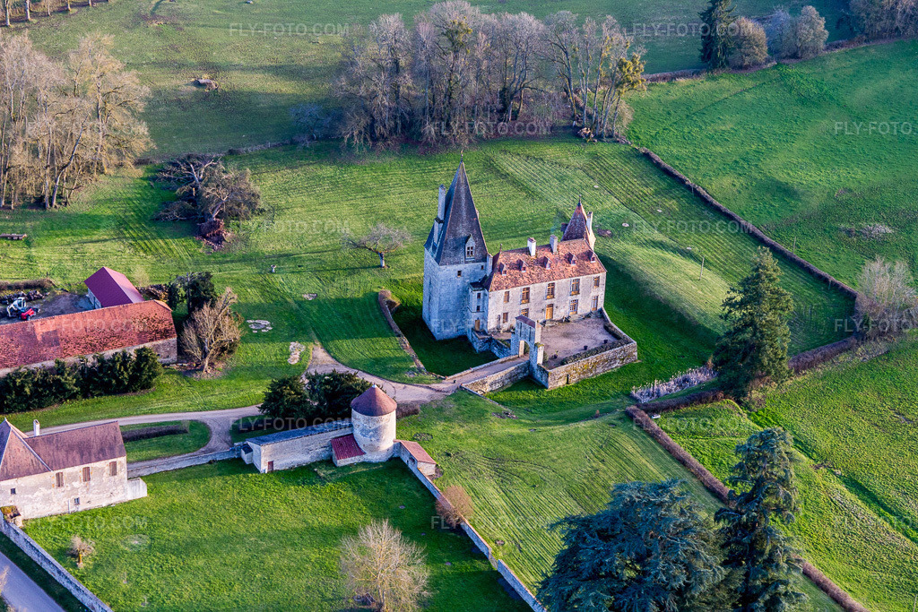 Aerial view: Château de Morlet in Burgundy in Morlet in the state Saone et Loire, France. – Photo: IMG_105524.jpg taken on 04/01/2018 by Werner Riehm/FLY-FOTO.com – Resolution of the original: 5472 x 3648 px