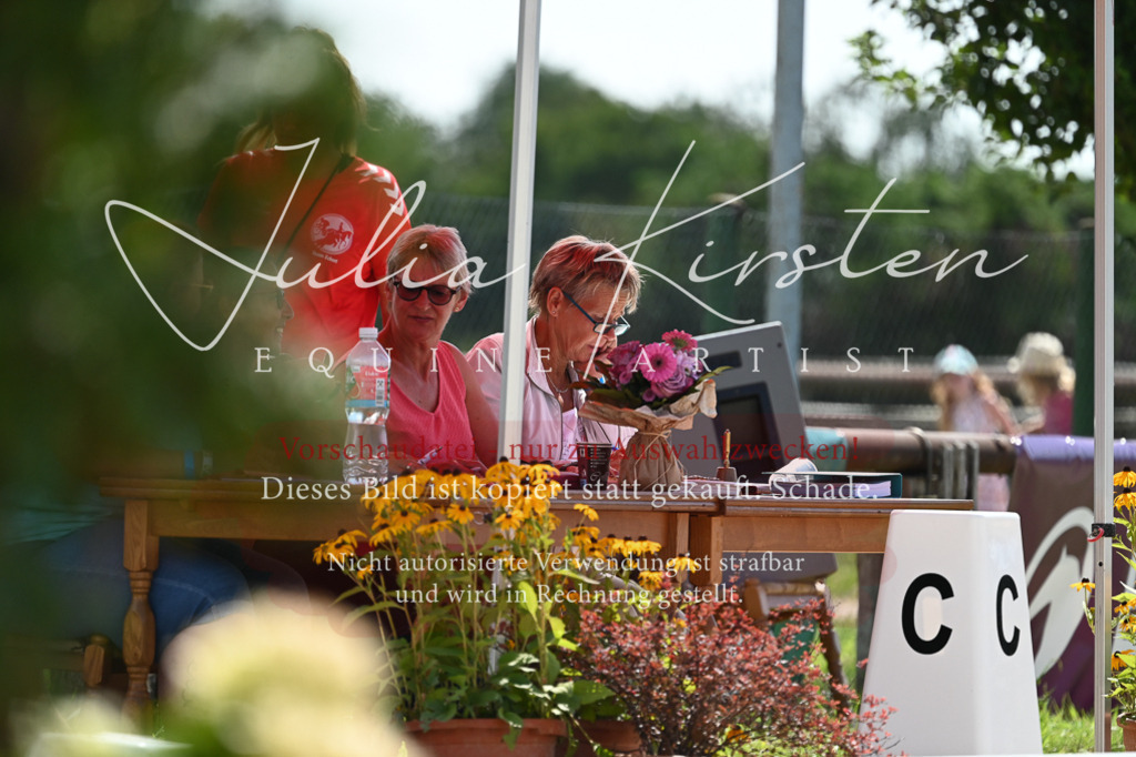 DSC_5801 | Pferde- und Turnierfotografie in Westsachsen. Pferdeportraits, Auftragszeichnungen und intuitive Kunst.