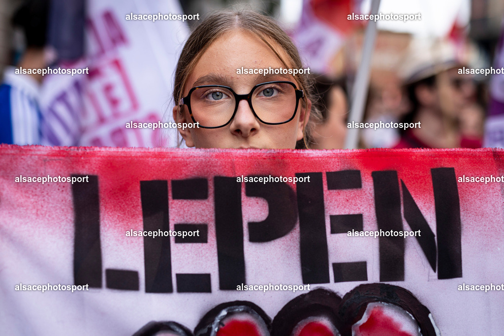 9L6A9719 | Manifestation des agents de la fonction publique a Strasbourg, le 29 septembre 2026, dans le cadre d'une journee nationale de greve et de mobilisation. Le cortege est parti de la place Kleber et a defile dans les rues du centre-ville avant de rejoindre la place de la Republique. - Realisiert mit Pictrs.com