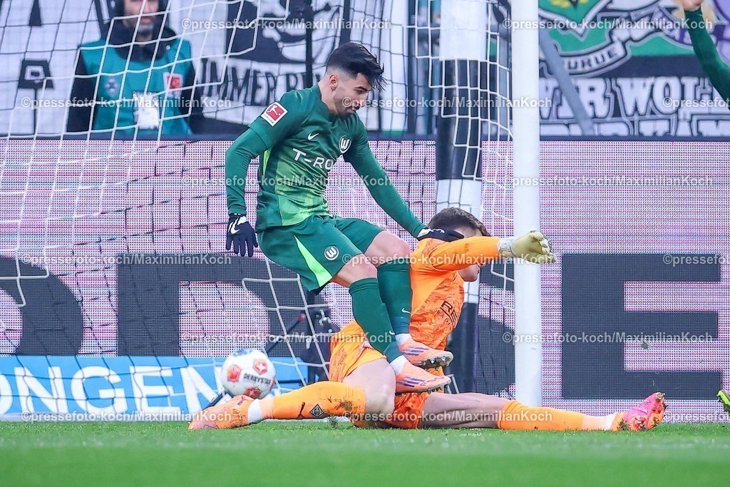BMG13122501033 | 13.12.2025, Fußball, Borussia Mönchengladbach - VfL Wolfsburg, 1. Fußball Bundesliga, 14.Spieltag, Borussia-Park, Saison 2025 2026: Torschuss im Zweikampf gegen  Torwart Moritz Nicolas&nbsp;(Borussia Mönchengladbach #33) Torjubel nach dem Tor zum 2:1 durch Torschütze Mohamed Amoura&nbsp;(VfL Wolfsburg #09)  DFB regulations prohibit any use of photographs as image sequences and or quasi-video.