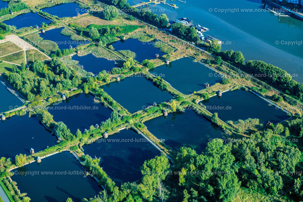 Hamburg_Kaltehofe_Elbinsel_ELS_3601220922 | HAMBURG 22.09.2022 Industrie- Denkmal der stillgelegten technischen Anlagen und Produktionshallen des Geländes der "Wasserkunst Elbinsel Kaltehofe" an derk Billwerder Bucht an der Straße Kaltehofe-Hauptdeich in Hamburg, Deutschland. Weiterführende Informationen bei: HPA Hamburg Port Authority,  Stiftung Wasserkunst Elbinsel Kaltehofe. // Industrial monument of the technical plants and production halls of the premises of "Wasserkunst Elbinsel Kaltehofe" at the barrage Billwerder Bucht on street Kaltehofe-Hauptdeich in Hamburg, Germany. Further information at: HPA Hamburg Port Authority,  Stiftung Wasserkunst Elbinsel Kaltehofe. Foto: Martin Elsen