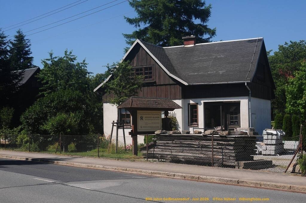 Geißmannsdorf-2026-Ortsbilder-673 | Geißmannsdorf bei Bischofswerda im Sommer 2026. Ein fotografischer Streifzug durch das Dorf Geißmannsdorf, mit Gebäuden, Straßen, Strohpuppen und geschmückten Vorgärten und Grundstücken anlässlich der 800-Jahr-Feier von Geißmannsdorf im Juni 2026 - Realisiert mit Pictrs.com