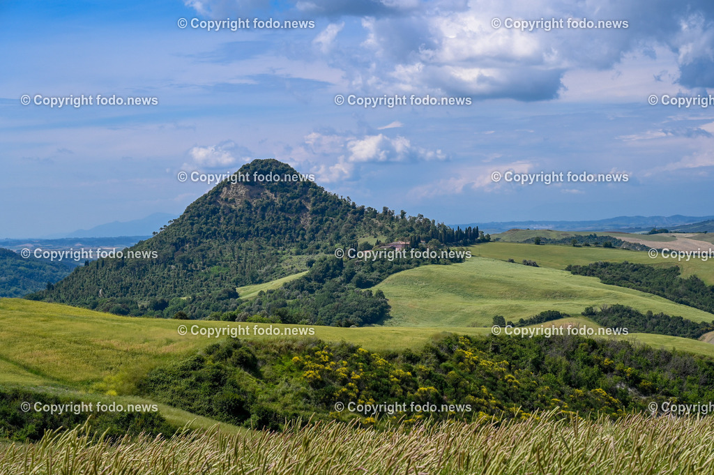Italien_ Toskana_ Volterra_ 28.05.2024-11 | 28.05.2024, Italien, ITA, Toskana, Volterra im Bild Stadtansichten, Gebäude, Architektur, Touristen, Historisch, SouvenirVolterra, lateinisch Volaterrae, ist eine italienische Stadt mit 9696 Einwohnern in der Provinz Pisa in der Region Toskana. Sie ist Sitz des Bistums Volterra.Quelle: Wikipedia