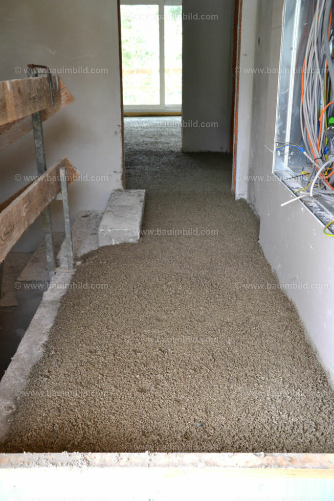 bib-lg19-fussbodenaufbau-0116 | Nach LV-Leistungsgruppen sortierte Detailfotos über den Bau eines Hauses. Alle Hausbau-Bilder direkt vom Urheber und Autor der Website Haus-Selber-Bauen.com