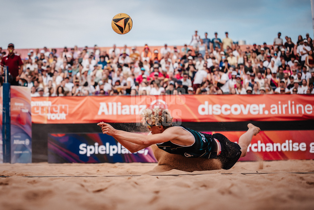 Beachvolleyball | Männer | Allianz German Beach Tour 2025 | Tourstop München | 12.07.2025 | Tamo Wüst springt zum Ball